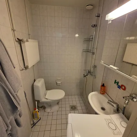 Yksioe Kahdelle Hengelle Keskellae Lahtea *