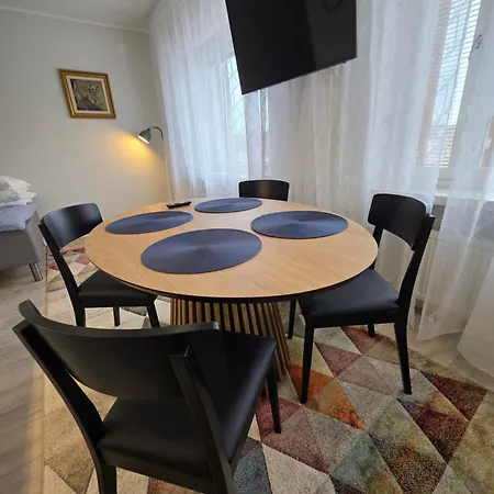 Yksioe Kahdelle Hengelle Keskellae Lahtea ラハティ